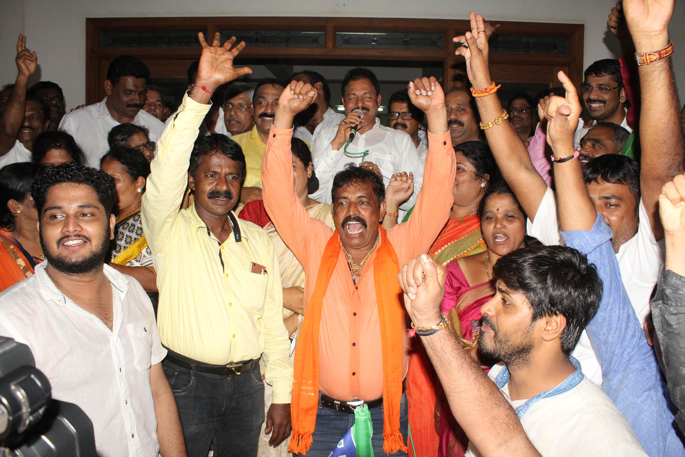 ಡಿಸಿ ಭರವಸೆ ಹಿನ್ನೆಲೆಯಲ್ಲಿ ಅಹೋರಾತ್ರಿ ಧರಣಿ ಕೈಬಿಟ್ಟ ಬಿಜೆಪಿ